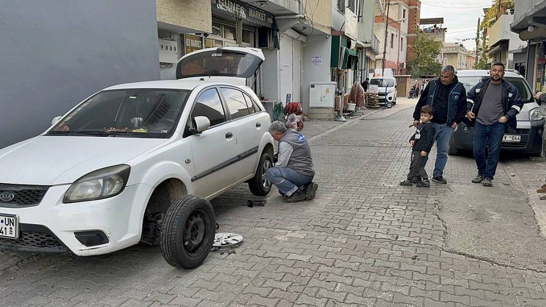 Aracını sokağa park edenler mahalle sakinleri sabah korkunç manzarayla karşılaştı! Apart topar polisi aradılar 10